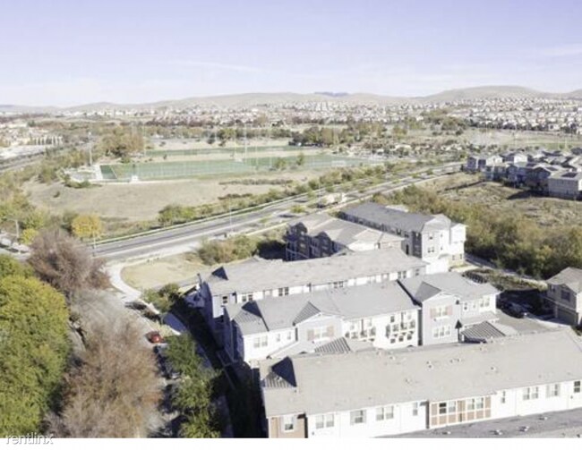 Building Photo - 4 br, 3.5 bath Townhome - 3053 Threecastle...