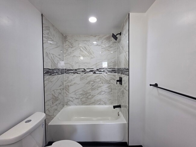 Building Photo - Fully Updated 2 bedroom 1 bathroom home for rent!