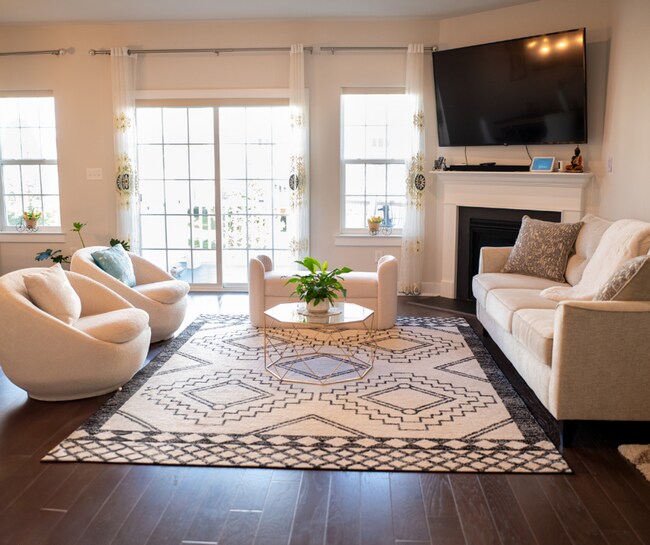 Building Photo - Luxury 3B/3.5B Townhome with Finished Base...