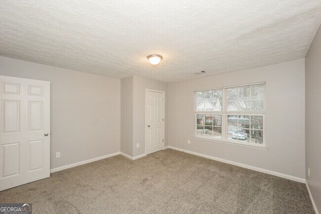 Building Photo - 9497 Lakeview Rd
