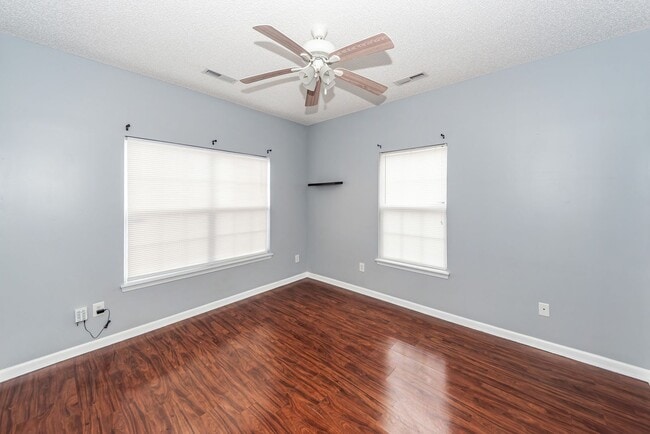 Building Photo - 3 Bedroom, 2.5 Bathroom Townhome in Lakes of Summerville - Summerville