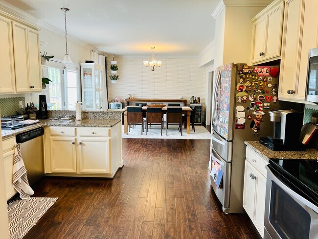 Building Photo - 4 Bedroom Home with Garage & Convenient ac...