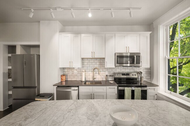 Building Photo - 1326 Broadway-SI ID1313057P