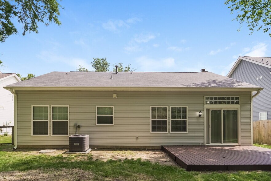 Building Photo - 2105 David Earl Dr