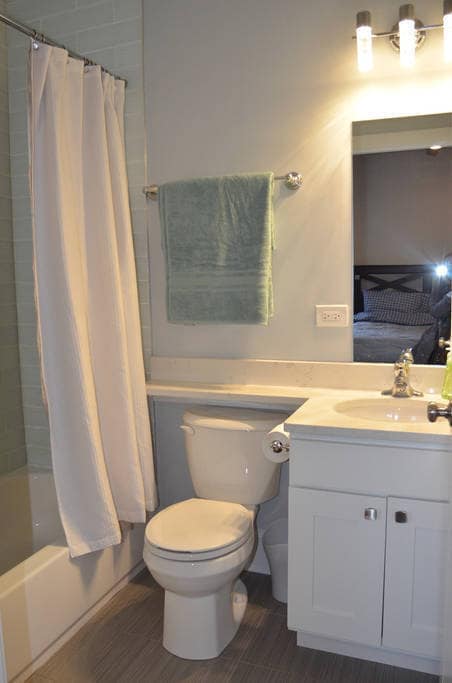 Building Photo - Luxury  3 bedroom duplex in Lakeview  www.CedarRealty.com