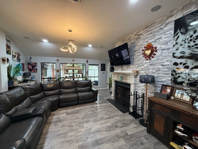 Building Photo - Beautifully updated home IN THE BLUFFS COMING SOON!