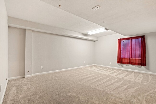Building Photo - Updated 3-Bedroom Townhome in Ideal Location