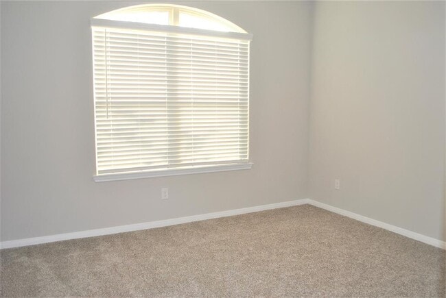 Building Photo - 14131 Lake Lodge Dr