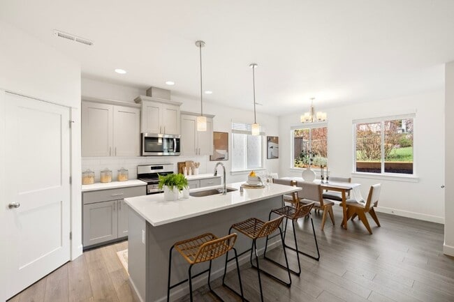 Building Photo - 4Bd/3.5Ba Covington House
