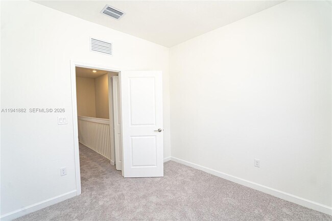 Building Photo - 2646 SE 27th Dr