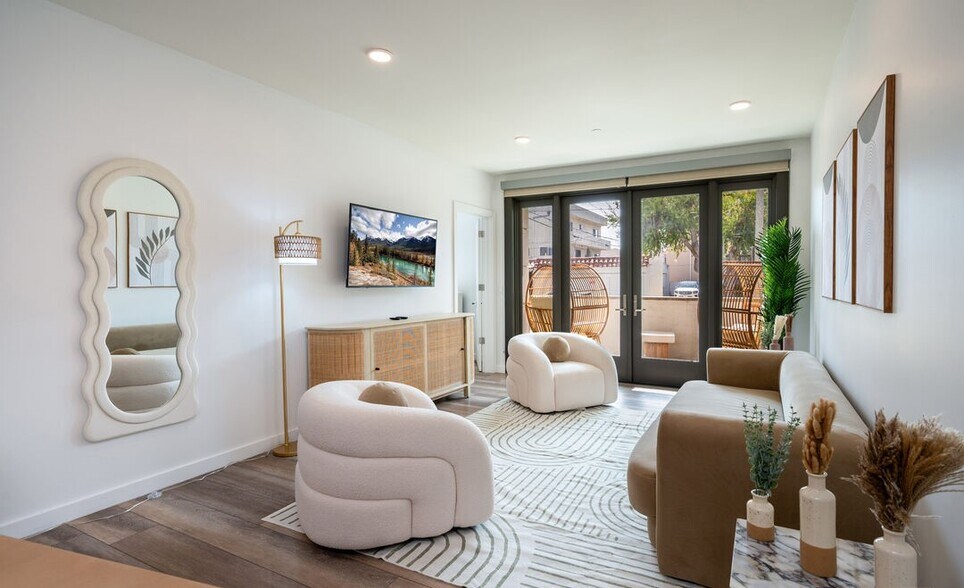 Building Photo - 1070 S Bedford St