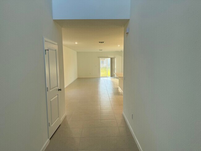 Building Photo - 673 Carlyle Way