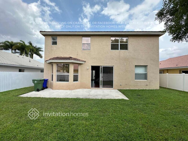 Building Photo - 1560 SW 194th Ave