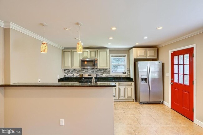 Building Photo - 6110 Everall Ave