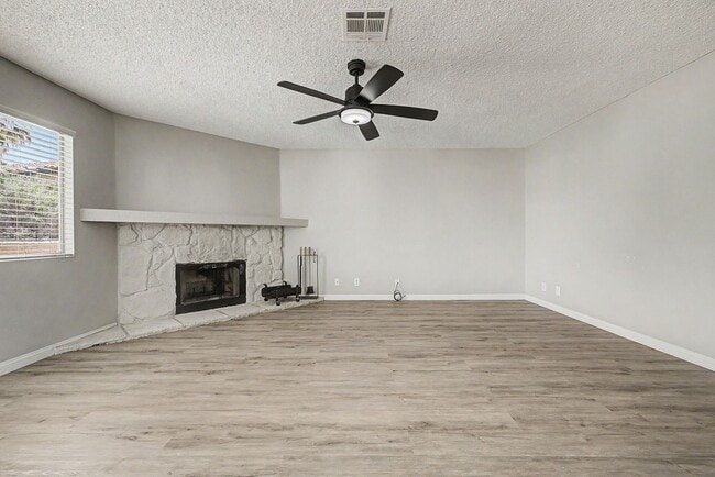 Building Photo - 2 Bedroom Condo just off Summerlin Pkwy w/ views of pool