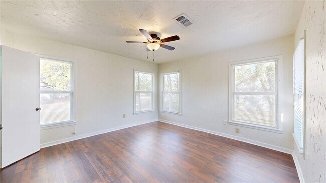 Building Photo - 911 E North Ave