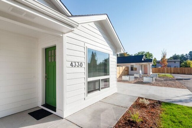 Building Photo - 4 bed 2 bath 1008 Sq Ft, Modern Single Fam...