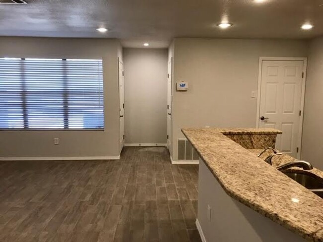 Building Photo - Beautiful remodeled duplex with granite co...