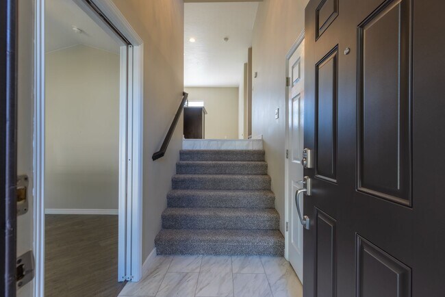 Building Photo - Darling home in desirable Little Valley with a PRIVATE POOL!