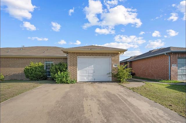 Building Photo - 989 Lake Dr