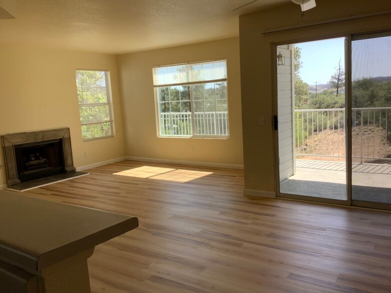 Building Photo - 604 N Bagby Dr
