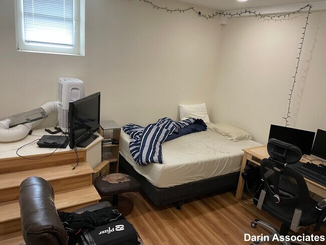 Building Photo - 37 Day St