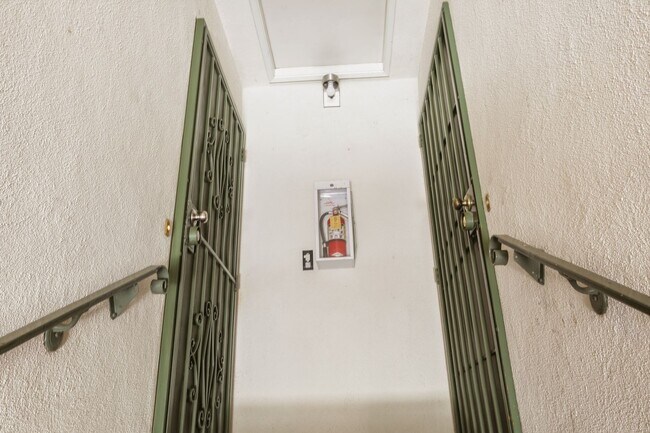 Building Photo - Charming 1 Bedroom Condo Just Blocks from the Beach!
