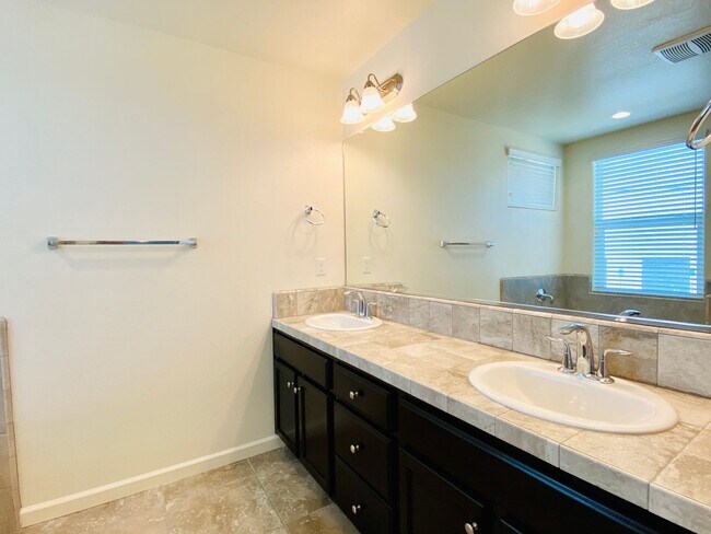 Building Photo - $2,395 Belmont & Fowler, 3 Bedroom - N Eli...