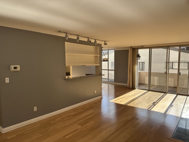 Living room with bar at kitchen - 725 S Barrington Ave