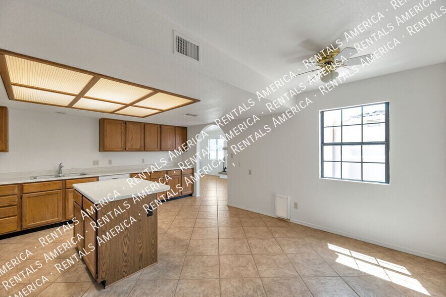 Building Photo - 13831 N Kendall Dr