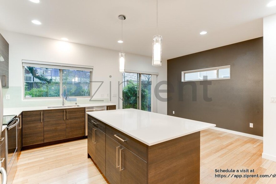 Building Photo - 321 21st Ave