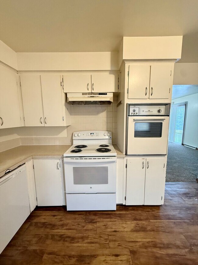 Building Photo - $1,000 off first months rent! Quick Move In! 3 bedroom, 1.5 Bath Home with attached garage in Lov...