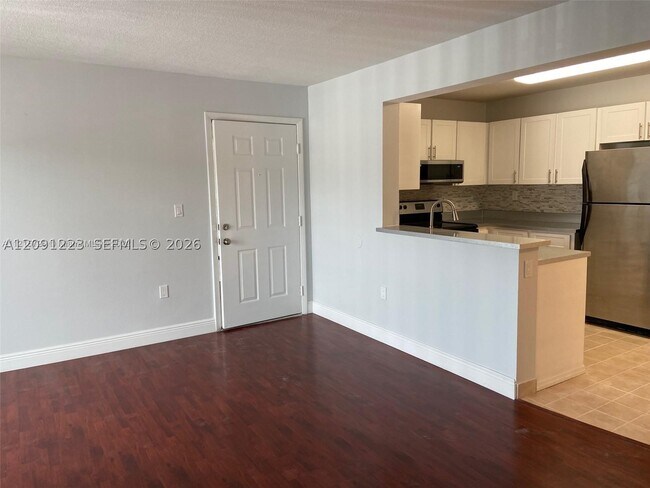 Building Photo - 450 Palm Cir W
