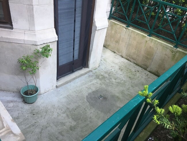 Building Photo - Large 3 bed/ 2 bath garden unit Available July 1