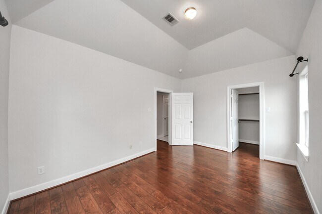 Building Photo - 2941 Clinton Dr