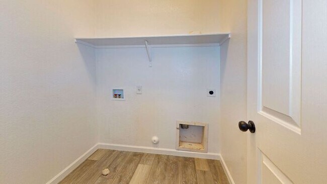 Building Photo - Very nice home in highly sought after location!