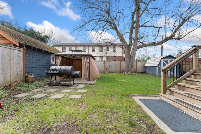 Building Photo - Stunning Craftsmen Beauty 3/1.5  bath 2000 sf! -ALBERTA/CONCORDIA