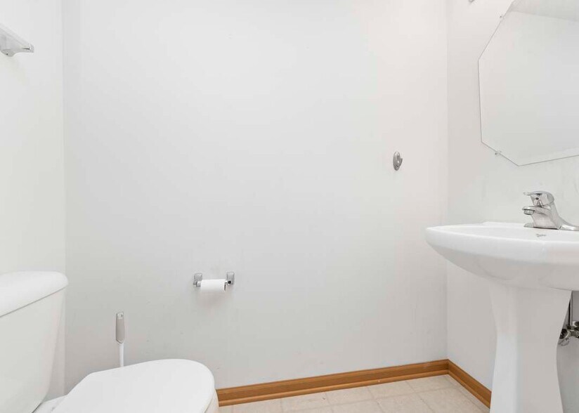 Building Photo - 2611 Canyon Dr