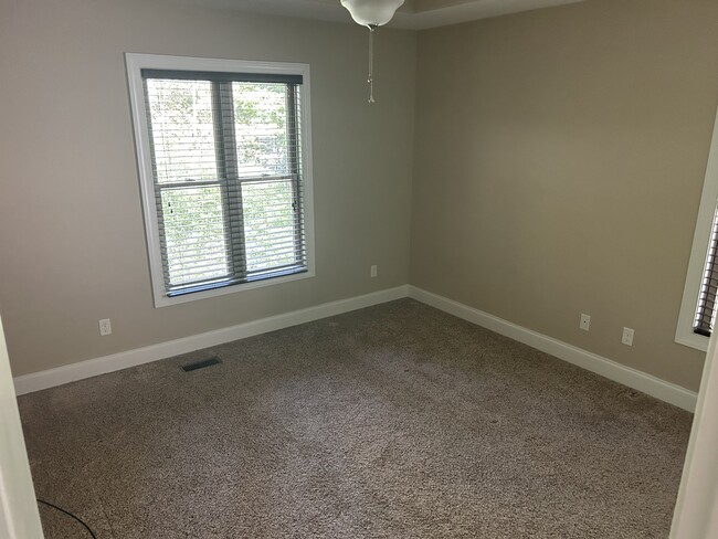 Building Photo - 40 Brooks Ln