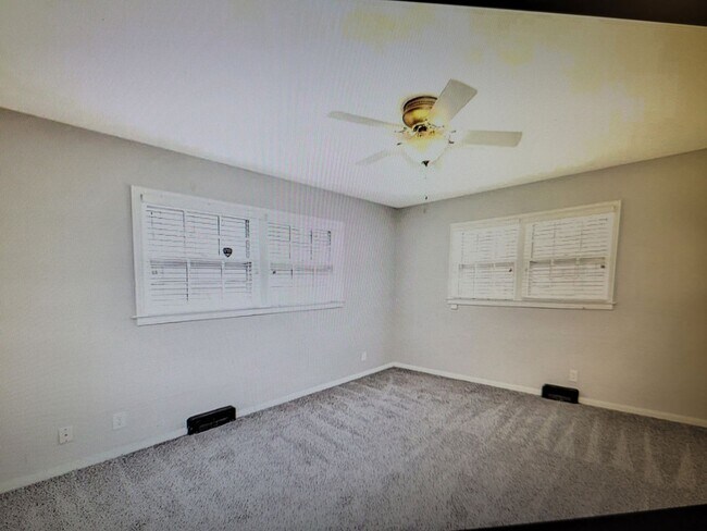 Building Photo - 3 Bed  2 1/2 Bath