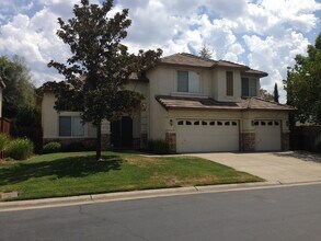 Building Photo - Rare Find! 5 bedroom spacious family home in a gated community Roseville.