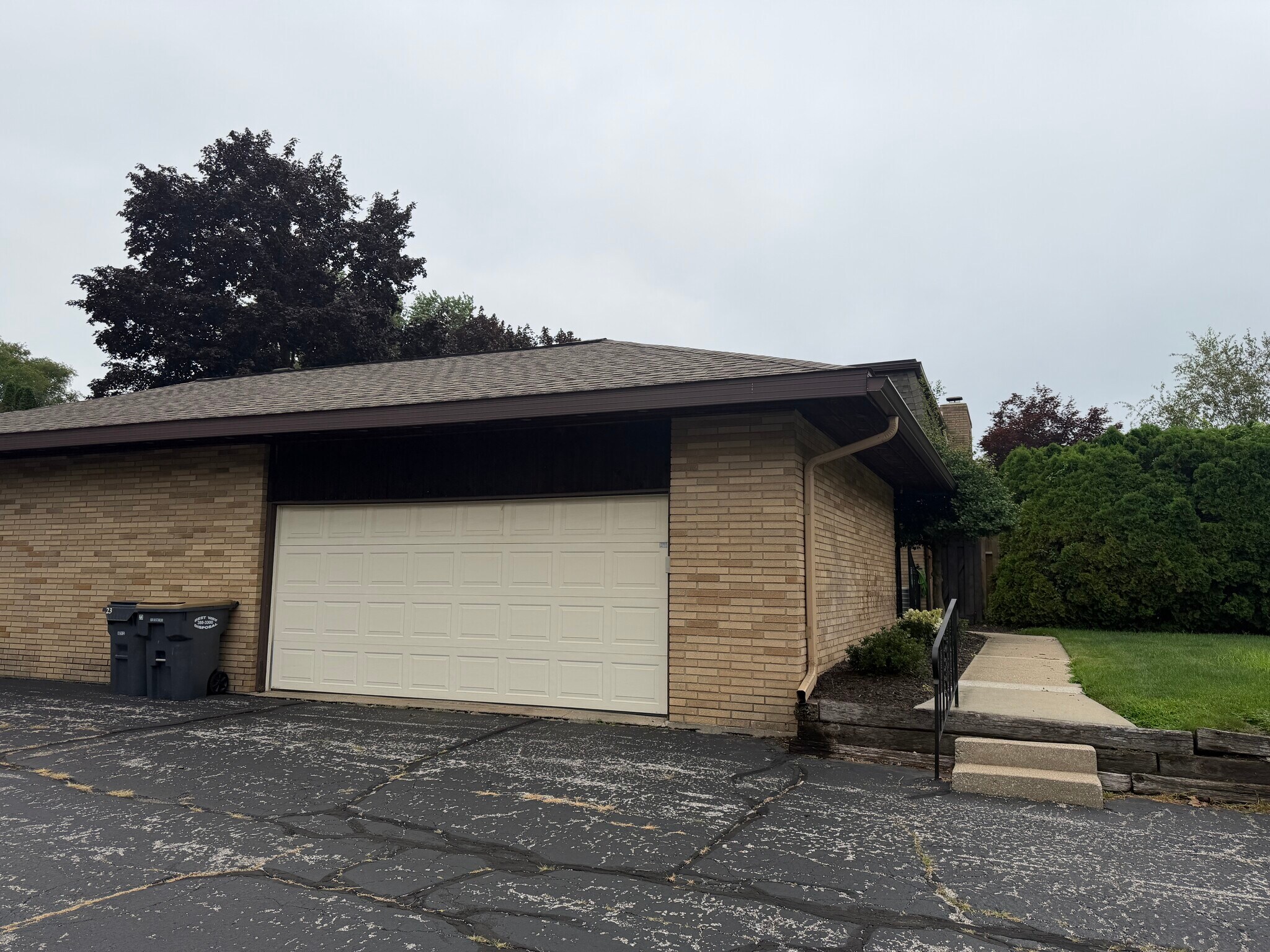 Building Photo - 2727 S Lakeshore Dr