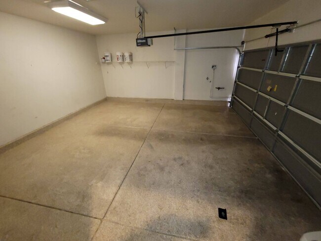 Building Photo - Immaculate 3 Bedroom Home in a Gated Commu...