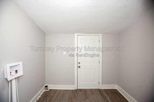 Building Photo - 1415 S Cedar St
