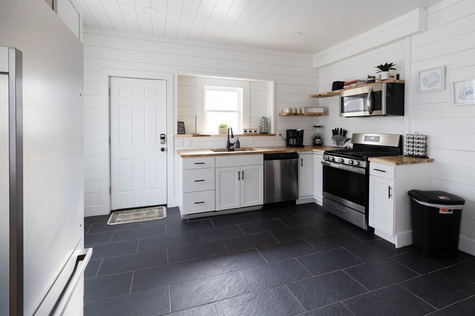 Building Photo - 10628 Lee Ave