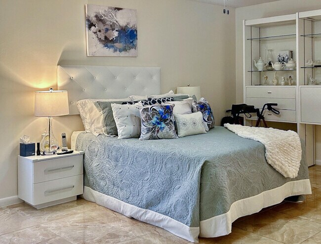 Building Photo - 7568 Regency Lake Dr