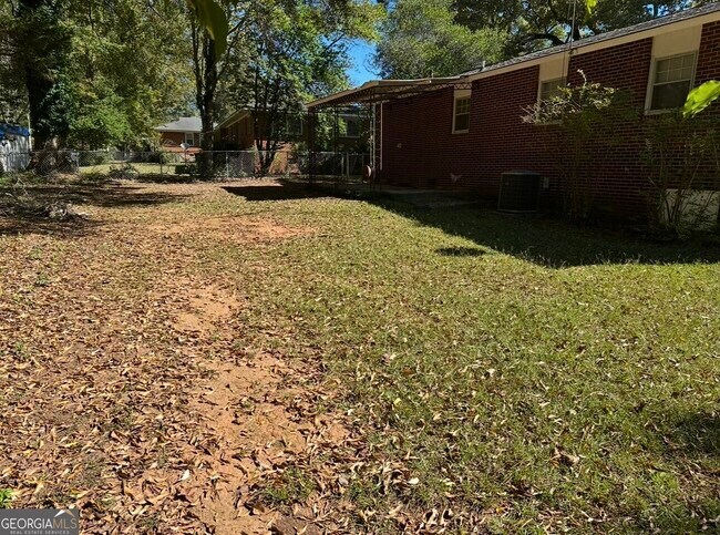 Building Photo - 615 Harris St