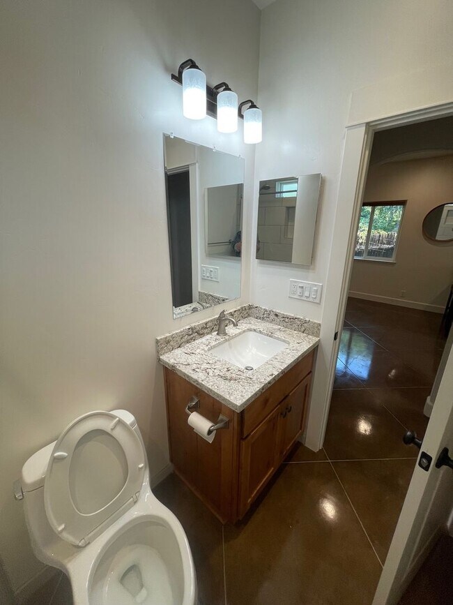 Building Photo - 126 W 20th St