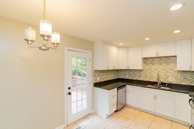 Building Photo - 3 Bedroom, 2 Bath Charmer in Ringgold, GA!!
