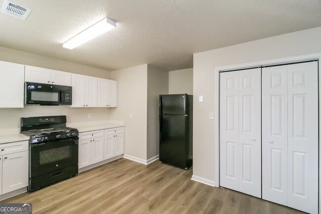 Building Photo - 7010 New Dale Rd